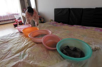 景洪楼上漏水，住户失联，小区没物管，业主维权难！律师来支招……
